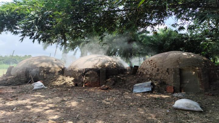 জীবননগর পরিবেশ অধিদপ্তরের অনুমোদন ছাড়াই গাছ পুড়িয়ে তৈরি করা হচ্ছে কয়লা